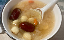 【电饭锅版】冰糖银耳莲子羹（有手就能做，没有任何难度！）