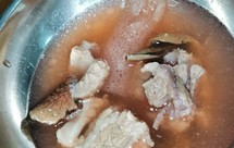 竹荪红菇排骨汤