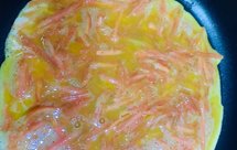 不需要面粉的胡萝卜鸡蛋饼