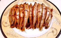 酥闷白条鱼，野生白条鱼2斤，辅料：葱、姜、蒜、糖、花椒、大料、桂皮、辣椒、油、盐、料酒。各种调料放入高压锅，加入小鱼闷30分钟后