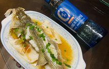 简单快手鲜嫩细腻的清蒸鲈鱼