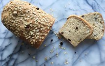 它就是一片固体燕麦粥 --- 燕麦葡萄干面包