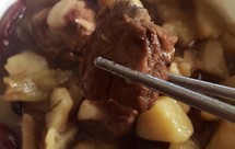 红烧排骨1.排骨洗干净，准备葱段，姜片，将洗干净的排骨放在放有冷水的锅里煮第一遍，待血末出来后，将排骨取出。2.将排骨重新放到干净的冷水里料，加入葱段，姜片，料酒，炖汤。3.取出炖了半小时的排骨，把排骨汤留下来。热油锅，将蒜片，姜片，大料，香叶放入锅