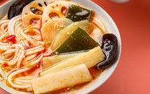 青花椒和5种泡菜做的汤底，酸麻鲜爽！滑滑嫩嫩的米线煮后不易断，汤菜一锅超满足！