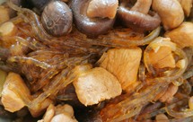 鸡肉炖干香菇粉条