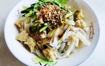 凉皮和擀面皮同时制作