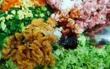 胡萝卜，包菜，小葱，淡水野生虾干，猪牛肉饺子