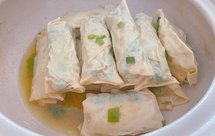 鸡汁百叶包，百叶包菜包肉用鸡汤煮都是鲜美清淡的