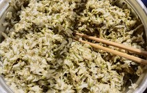 春天的美食:“槐花粉条鸡蛋包子”