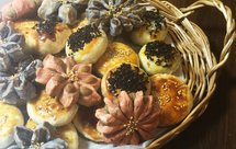 酥软的春天（老婆饼 菊花酥 樱花酥 牛舌橙饼黑芝麻圆饼 粉晕蛋黄酥）