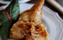 碧根果咸蛋黄腊肠粽子（附详细四角粽包法）