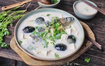 皮蛋鲫鱼豆腐汤