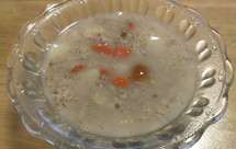 枸杞山楂水蜜桃黑燕麦片粥