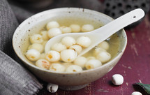 简单两步煮出比甜品店还好喝的冰糖莲子汤