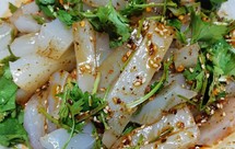 自制凉粉，含完全不同的两种口味料汁