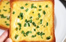 吐司片的一百种吃法之香葱鸡蛋吐司片，10分钟快手早餐，咸香酥脆
