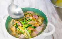 咸肉鲜笋烧河蚌