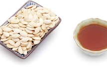 护嗓茶：蜂蜜南瓜子茶