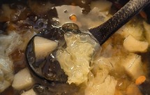 懒人电饭锅版桃胶银耳雪梨羹