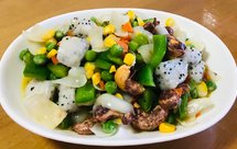 胡萝卜玉米粒百合青椒八婆腰果青豆炒火龙果