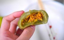 咸蛋黄肉松青团（大麦若叶版）