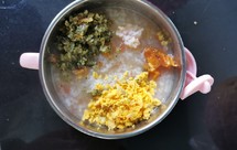 婴儿辅食番茄西兰花草虾胡萝卜蛋黄粥
