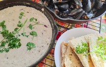 熊熊白白-烈酒焗海虹/贻贝 配 奶油洋葱汤 和 欧芹蒜香法棍