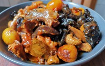 香味浓郁的香菇木耳板栗鸡