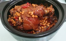 黄豆花生炖猪肘子