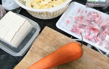 广东式煲汤之豆腐腐竹白果红罗卜猪骨汤