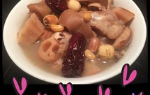 养生莲藕猪蹄汤（少量红枣芡实莲子百合花生黄豆）