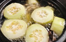 炖煮的过程中厨房里就传来诱人的香气——眉豆花生陈皮白瓜煲鸡脚